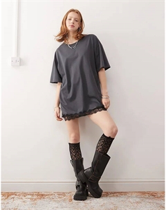 Платье-футболка oversize с кружевной отделкой в угольно-черном цвете Noisy may