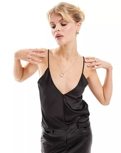 Черная атласная майка с v-образным вырезом Asos