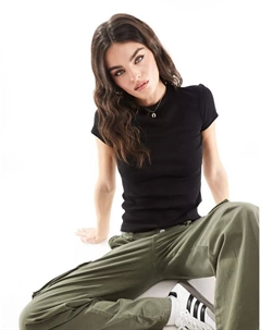 Черная футболка в рубчик с закрытым кроем Weekday