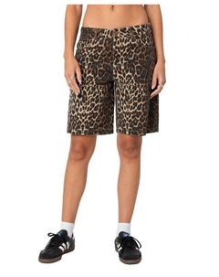 Джинсовые шорты-бермуды с леопардовым принтом с низкой посадкой, мультиколор Edikted