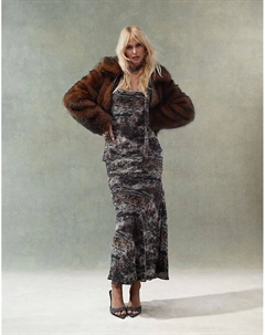 Платье макси на бретельках с завязкой на шее с абстрактным принтом серого цвета Asos design