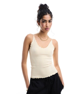 Кремовый бесшовный топ на тонких бретелях с фестончатыми краями DESIGN Asos