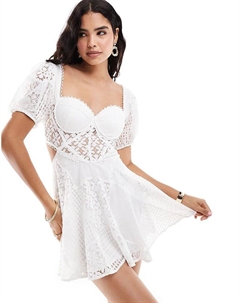 Мини-платье с чашечками бюста из смешанного кружева в стиле пэчворк белого цвета Asos design