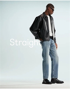 – Джинсы светло-голубого цвета прямого свободного кроя. Mango