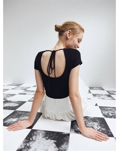 Топ с вырезом и завязками на спинке Sela