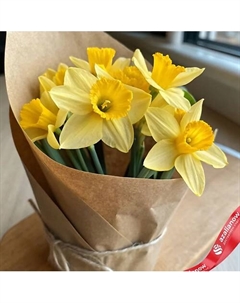 Яркий весенний букет из 7 желтых нарциссов в крафте Azalianow цветы. подарки. декор