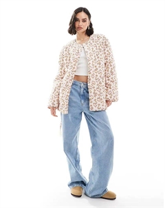 – Стеганая куртка в нейтральных тонах с инди-принтом Scalpers