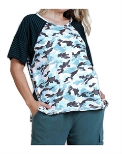 Топ в камуфляжную и полосатую расцветку - Plus In Green Umgee