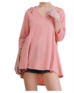 Верхняя туника с вырезом крест-накрест в цвете лосося, цвет salmon Umgee