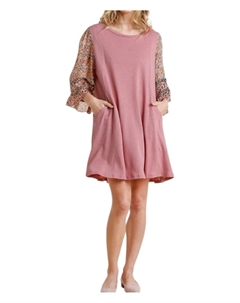 Платье с рукавами-колокольчиками и смешанным принтом в розовом цвете Umgee