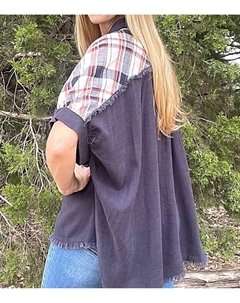 Рубашка на пуговицах в клетку с необработанным бахромой по низу в цвете «синяя» Umgee