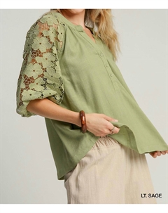 Льняной топ свободного кроя с разрезом на горловине и цветочным кружевом в цвете светло-шалфейного цвета, цвет light sage Umgee