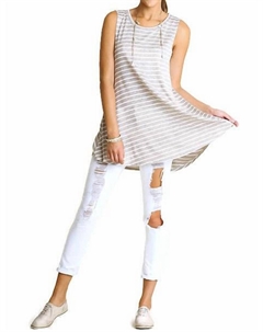 Полосатая туника без рукавов с заниженными боками цвета мокко и белого цвета Umgee