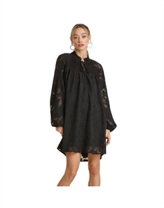 Платье-жаккард с реглановым узором, присборенным воротником и завязкой на кокетке, черный Fashnzfab