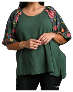 Топ с вышитыми рукавами Plus в цвете Forest Green Umgee