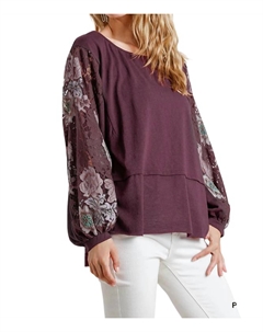Топ с цветочным кружевом на рукавах в цвете сливы, цвет plum Umgee
