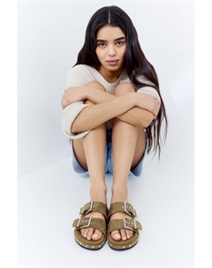 Сандалии на плоской подошве с заклепками и пряжками, хаки Pull & bear