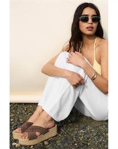 Босоножки на танкетке из кожи с заклепками, коричневый Pull & bear