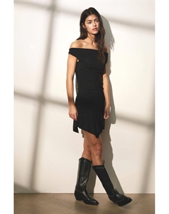 Короткое платье с открытыми плечами, черный Pull & bear