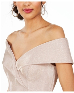 Женское блестящее платье с запахом и открытыми плечами Xscape