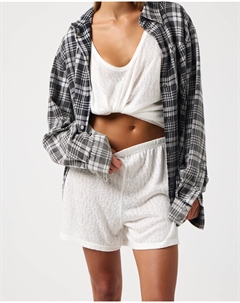 Шорты из фактурного трикотажа молочного цвета 2mood