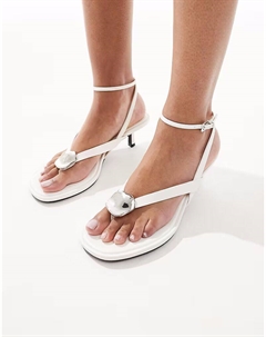 Шлепанцы на каблуке с металлическими деталями белого цвета Bershka