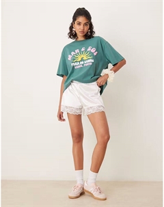 Шорты свободного кроя из кремового эластичного атласа с кружевной отделкой Asos design