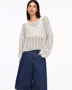 - вязаный крючком укороченный свитер цвета экрю с открытыми плечами Pull & bear