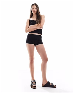 Короткие шорты из полиамида с контрастной отделкой черного цвета Pull & bear