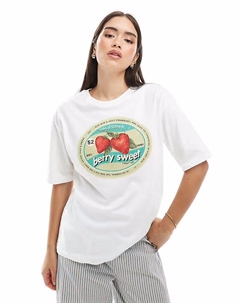 Футболка с винтажным принтом клубники белого цвета Pull & bear