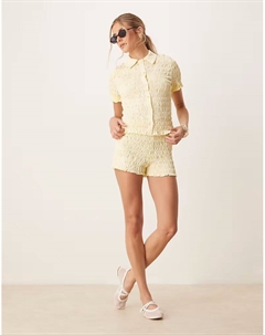 Короткие шорты с микроприсборенными деталями в выстиранном кремовом цвете Asos design