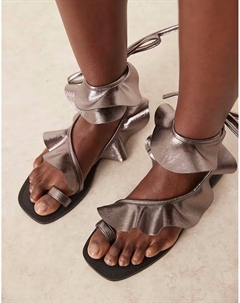 Сандалии на плоской подошве с оборками и цветочным принтом цвета олова Asos design