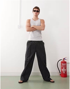 Брюки свободного кроя в черно-бежевую полоску Weekday