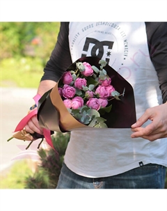 Пионовидные кустовые розы Мисти Баблс с эвкалиптом в дизайнерской упаковке Florpro