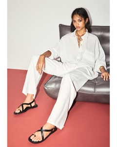 Сандалии с Т-образной застежкой, черный Pull & bear