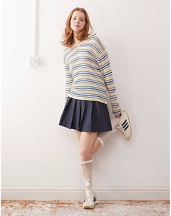 Джемпер Kai с V-образным вырезом в синюю и кремовую полоску Weekday