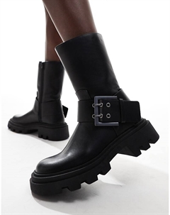 – Черные ботильоны с пряжками Stradivarius