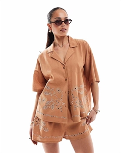 Рубашка с короткими рукавами от, воротником-стойкой и вышивкой коричневого цвета Asos design