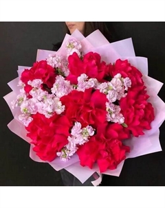 Букет с малиновыми французскими розами и маттиолой Dari цветы