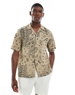 Рубашка с воротником-стойкой и бежевым принтом пейсли Only & sons