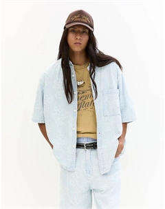 Джинсовая рубашка с короткими рукавами и цветочным принтом цвета бледно-индиго Pull & bear