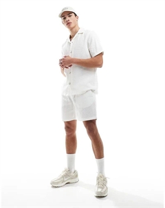 Натягивают вафельные шорты цвета экрю Only & sons