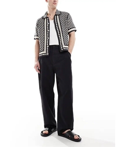 Брюки с жатым эффектом черного цвета Pull & bear