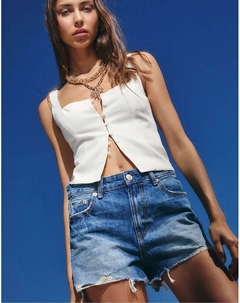 Джинсовые шорты D75 с рваными краями насыщенного синего цвета Stradivarius