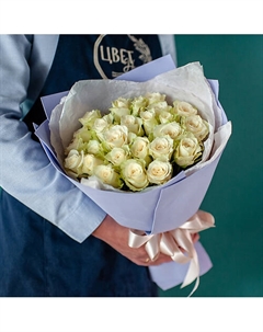 Нежный букет 25 белых роз в сиреневом оформлении Цветник цветы и подарки