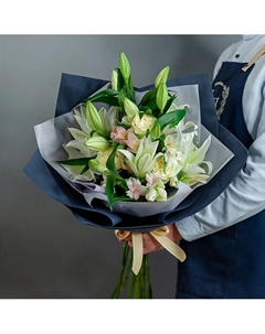 Сборный букет из лилии и альстромерии в синем оформлении Цветник цветы и подарки