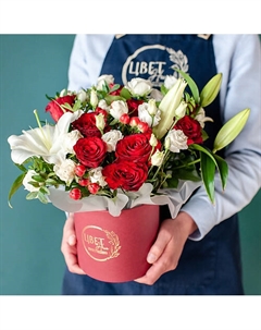 Красно-белый букет в шляпной коробке Цветник цветы и подарки