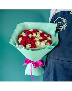 Бело-малиновый микс из 35 кенийских роз Цветник цветы и подарки