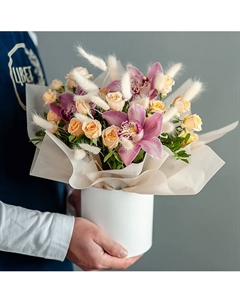 Розовые орхидеи с лагурусом в шляпной коробке Цветник цветы и подарки