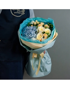 Пионовидные розы с голубой гортензией в стильном оформлении Цветник цветы и подарки